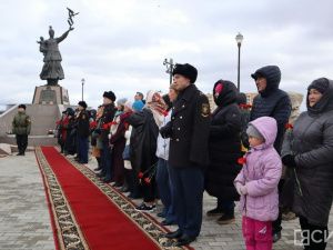 В Якутске возложили цветы к памятнику Матери
