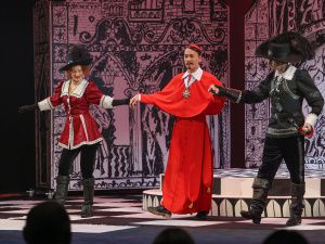 Три аншлага. В Русском театре состоялась премьера спектакля «Три мушкетера»