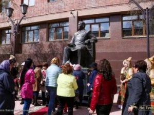 В Якутске возложили цветы к памятнику Василию Никифорову — Кюлюмнюр