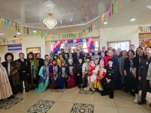 Мастера народных промыслов Якутии голосуют в национальных костюмах