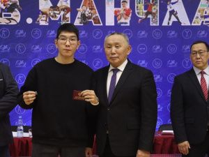 Одиннадцати мас-рестлерам Якутии вручили удостоверения и знаки мастеров спорта России