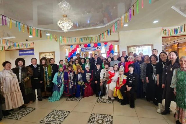 Мастера народных промыслов Якутии голосуют в национальных костюмах