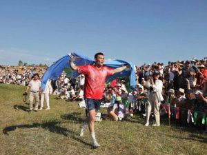 Ил Дархан поздравил победителя Игр Дыгына Вячеслава Дьяконова