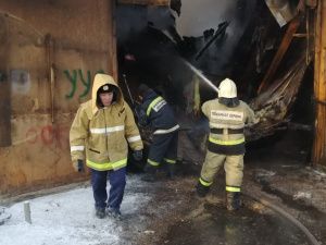 Огнем уничтожен арочный гараж с 7 автомобилями