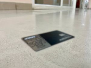 54-летний мужчина обвиняется в краже денег с банковской карты 16-летней девушки, которую она потеряла