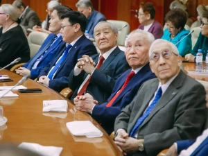 Айсен Николаев вручил государственные награды работникам науки Якутии