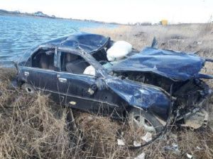 На Намском тракте автомашина вылетела в озеро. Водитель погиб