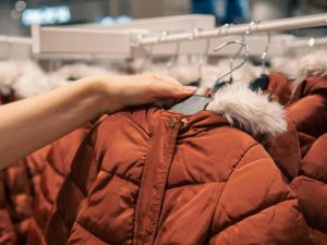 В Якутске 58-летняя женщина зашла в кинотеатр, похитила пуховик из вешалки и скрылась