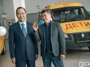 Двадцать новых автобусов передали школам и колледжам в Якутии