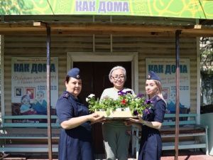 Женсовет следственного изолятора передал рассаду цветов в социальное учреждение