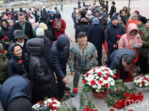 В Якутске возложили цветы к памятнику Матери