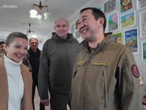 В Докучаевске глава Якутии посетил центр детского творчества и больницу