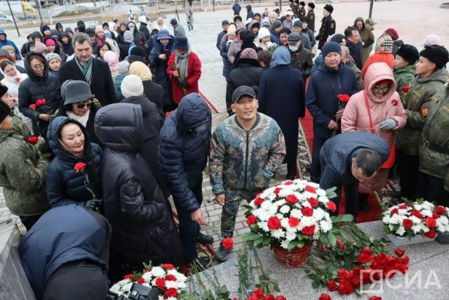 В Якутске возложили цветы к памятнику Матери