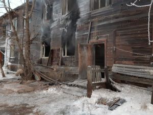 Пострадавшим от пожара в доме по ул. Дежнева оказывают помощь