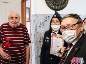 Сотрудники УФСИН поздравили ветерана Великой Отечественной войны с Днем Победы