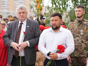 Евгений Григорьев возложил цветы к памятнику в День ветеранов боевых действий