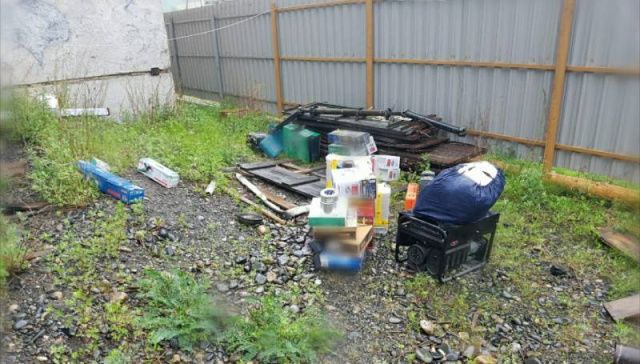 Молодые люди в масках попытались украсть с золотодобывающего предприятия электроинструменты