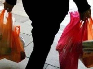 В Якутске мужчина отобрал у прохожей пакет с алкогольными напитками