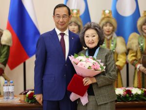 Айсен Николаев вручил якутянам госнаграды РФ и РС(Я)