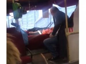 Видеофакт: Пассажирку возмутил кушавший в салоне автобуса кондуктор
