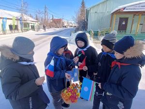 Фотофакт: в селе Намцы школьники провели акцию «Поздравляем работающих женщин»