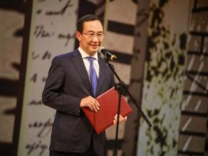 Айсен Николаев поздравил коллектив русского драмтеатра с началом сезона