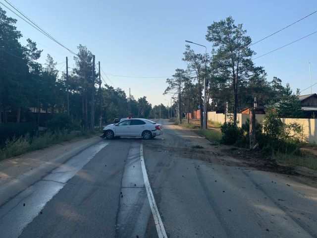 На Сергеляхском шоссе пьяный водитель без прав на «Тойоте» въехал дерево