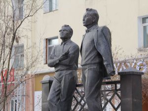 Юрий Куприянов и участники фестиваля поэзии «Благодать большого снега» возложили цветы к памятнику Даниловым  