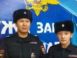 В Якутии двое полицейских эвакуировали жителей из загоревшегося многоквартирного дома