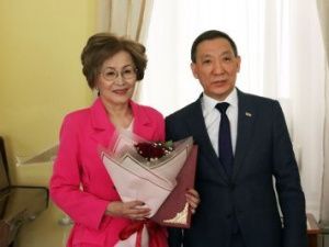 Афанасий Ноев поздравил с юбилеем заместителя директора Национального архива Наталью Малышеву 