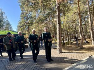 В Якутске возложили цветы к памятникам основателям лесного хозяйства
