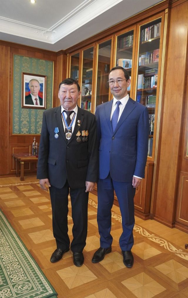 Айсен Николаев встретился с Героем Труда Владимиром Михайловым