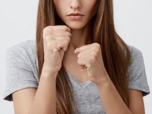 В Вилюйском районе девушка избила мужчину