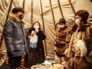 Айсен Николаев посетил семью потомственных оленеводов Степановых  