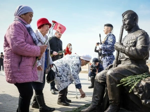 В Якутске возложили цветы в Парке Победы в честь памяти о воинах-якутянах и тружениках тыла
