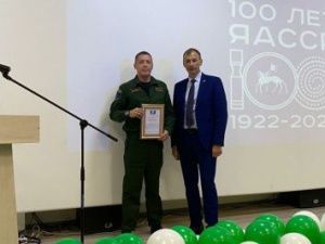 В Якутии наградили десантников, спасших своих товарищей при жёсткой посадке вертолёта