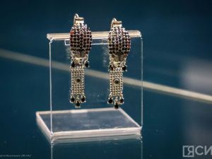 В НХМ Якутии открылась выставка всемирно известного художника-ювелира Александра Манжурьева