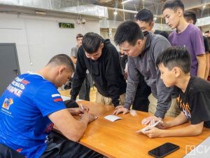 Олимпийский чемпион по боксу Евгений Тищенко провел мастер-класс в Якутске