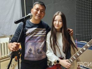 Юная гитаристка Анастасия Неустроева сыграла на большом концерте Виталия Очирова