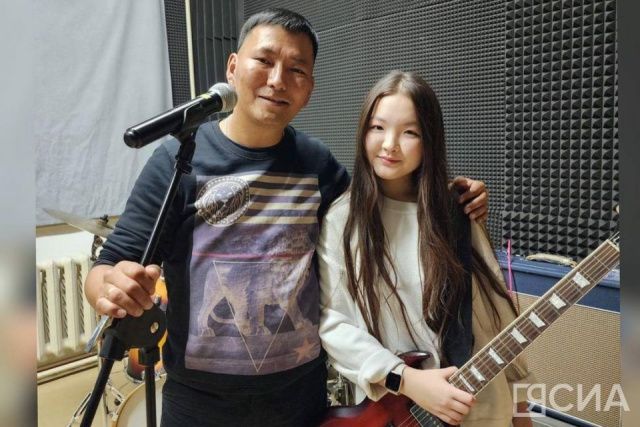 Юная гитаристка Анастасия Неустроева сыграла на большом концерте Виталия Очирова