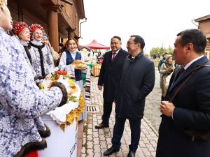 Айсен Николаев возложил цветы к памятнику основателя Якутска