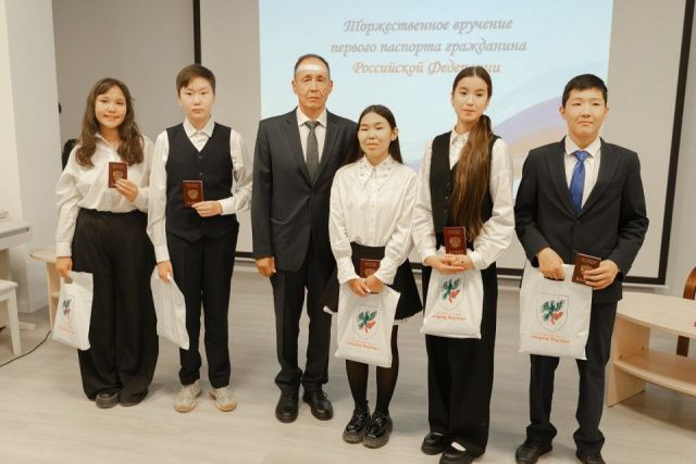 Школьникам Якутска вручили паспорта на встрече в честь первого президента Михаила Николаева