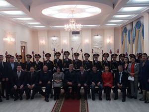 Видеофакт: Красная дорожка и торжественный марш. Как встречают премьера Владимира Солодова в Чурапче