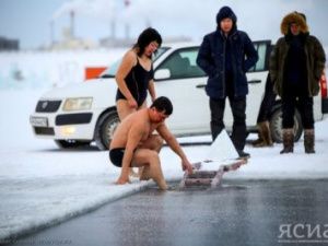В Якутии «моржи» открыли сезон купания в проруби