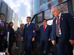 ВЭФ-2023: Министр РФ по развитию Дальнего Востока Алексей Чекунков высоко оценил павильон Якутии на форуме