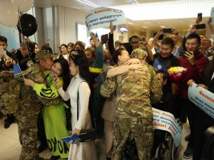 Героев России Алексея Неустроева и Филиппа Евсеева торжественно встретили в Якутске