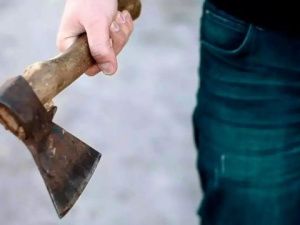 Сожитель угрожал убить свою девушку топором