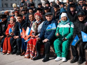 Айсен Николаев поприветствовал участников первомайской демонстрации