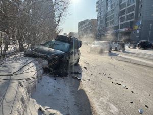 На улице Дзержинского в Якутске столкнулись две иномарки, есть пострадавший