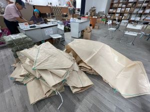 Госстройжилнадзор Якутии передал транспортировочные мешки биг-бэги для отправки помощи бойцам СВО